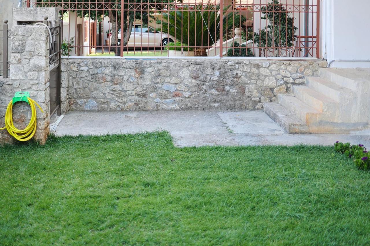 Μικρό Διαμέρισμα Της Αγγελικής Με Αυλή Και Parking Kalamata Dış mekan fotoğraf
